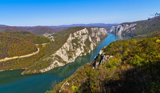 Höchste senkrechte Klippen über der Donau in der Djerdap-Schlucht und im Nationalpark in Ostserbien