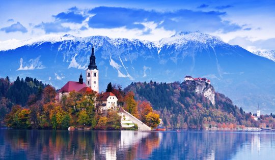Slowenien, Luftkurort Bled mit Kirche am Bleder See umrahmt von den julischen Alpen und dem Nationalpark Triglav 
