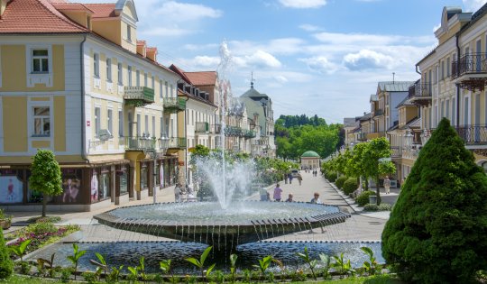 Zentrum der kleinen westböhmischen Kurstadt Frantiskovy Lazne (Franzensbad) in der Nähe der historischen Stadt Cheb in der Tschechischen Republik (Region Karlsbad)