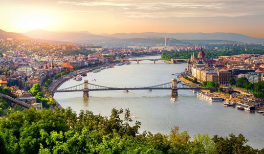 Panoramablick auf Budapest im Sommer bei Sonnenuntergang