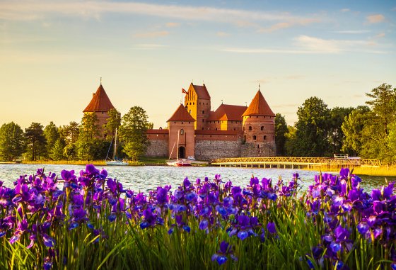 Die Burg Trakai ist eine spätmittelalterliche Wasserburg in Litauen – eine der bekanntesten Sehenswürdigkeiten in Litauen