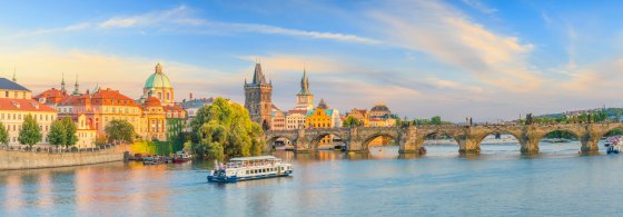 Karlsbrücke und Prager Skyline in der Tschechischen Republik