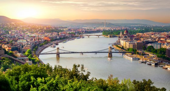 Panoramablick auf Budapest im Sommer bei Sonnenuntergang