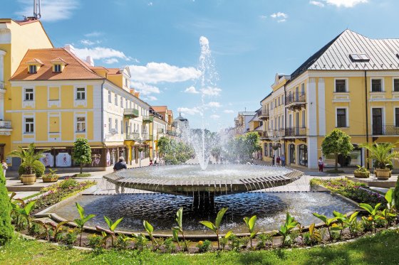 Zentrum der kleinen westböhmischen Kurstadt Frantiskovy Lazne (Franzensbad) in der Nähe der historischen Stadt Cheb in der Tschechischen Republik (Region Karlsbad),  Národní Straße