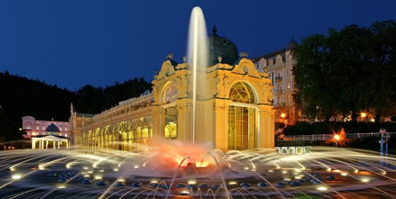 Tschechien, Marienbad (Mariánské Lázně), beleuchtete Fontäne bei Nacht